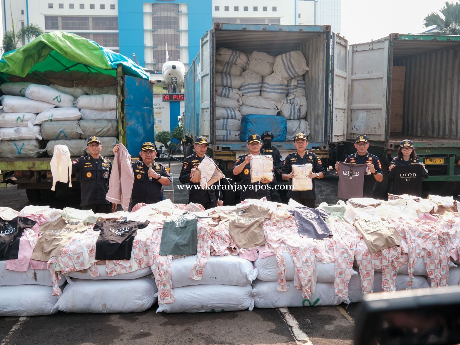 Operasi Besar Bea Cukai Gerebek 3 Kontainer dan 2 Truk Berisi Garmen Ilegal Disita
